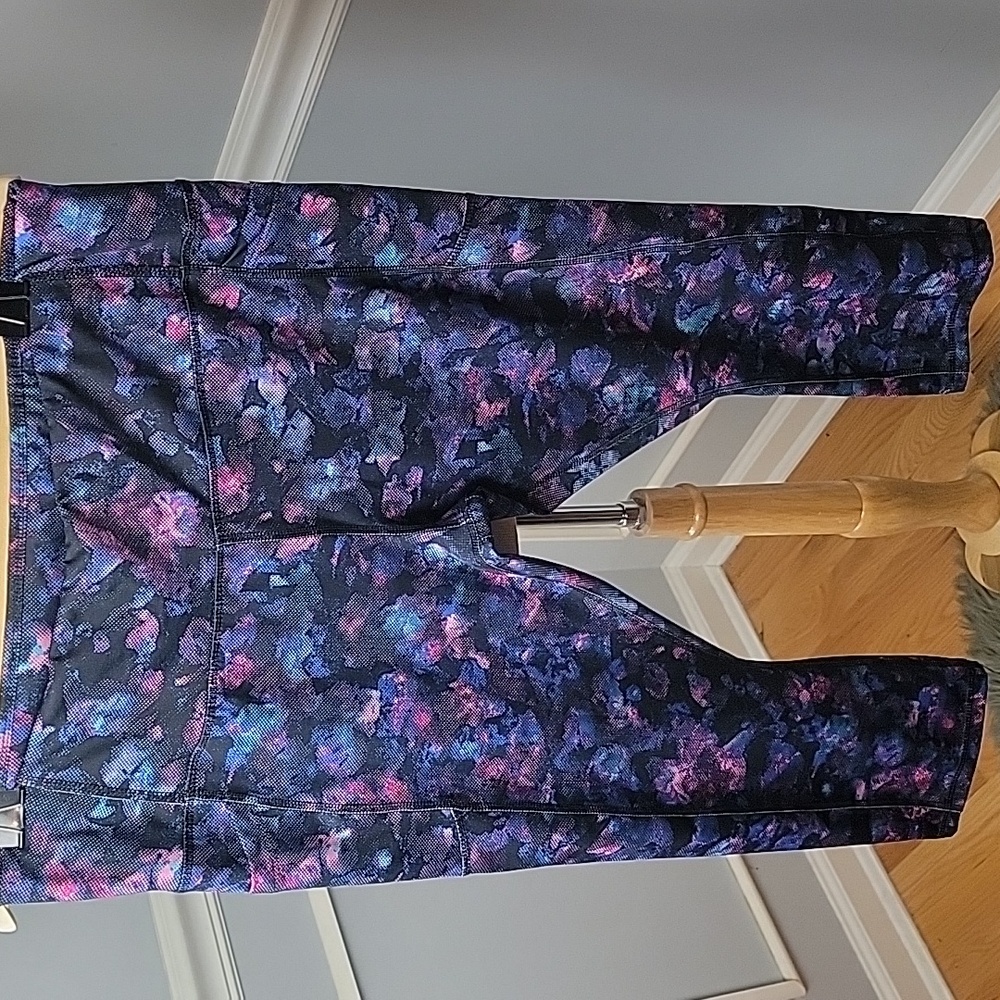 Women's Galaxy-Print Capri Leggings - Black/Purple